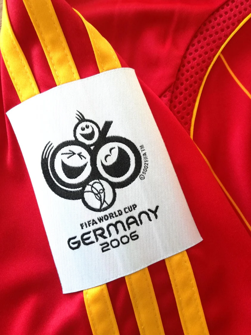 2005 Spain Home World Cup Qualifier Football Shirt Luis Garcia #10 (S) - Image 3