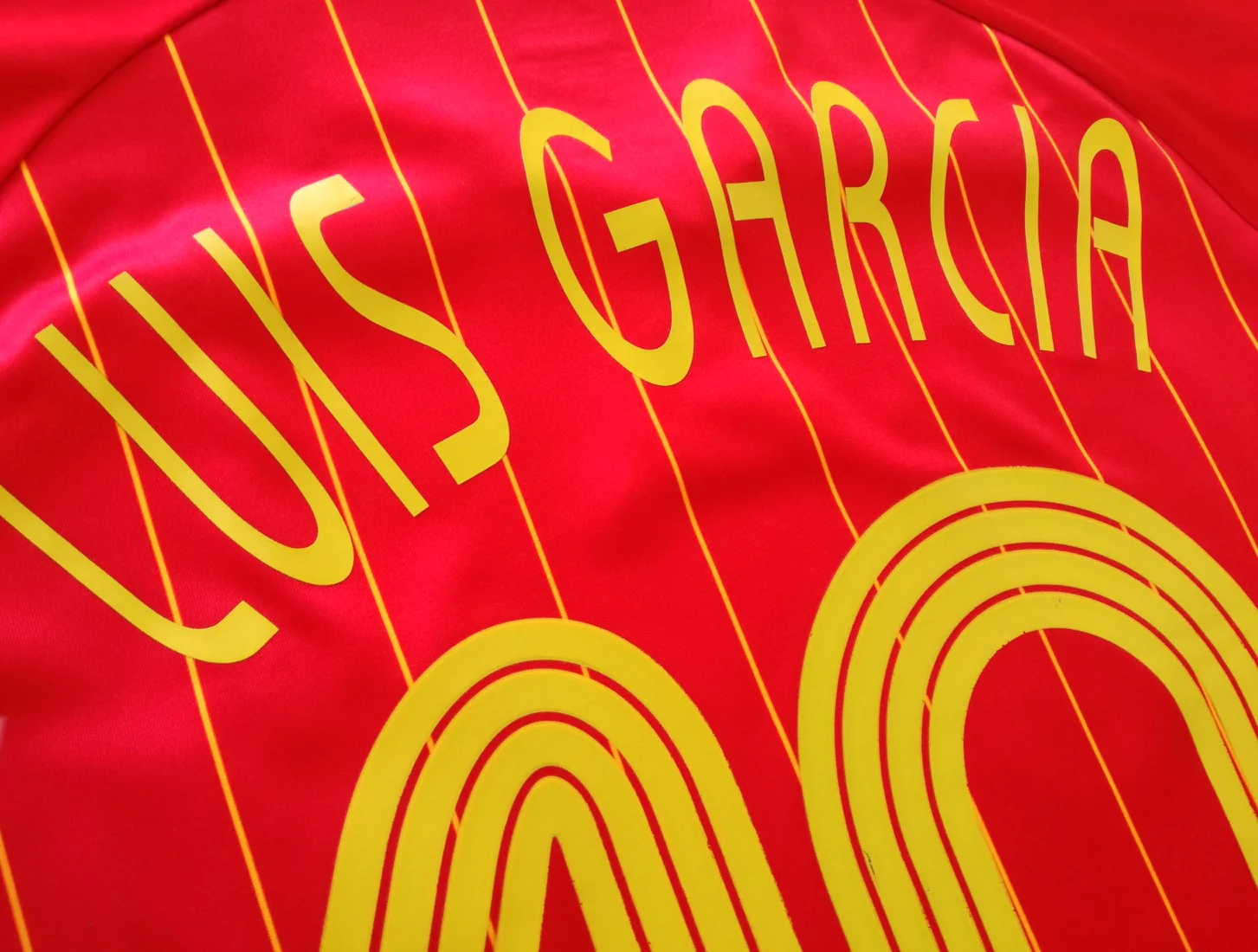 2005 Spain Home World Cup Qualifier Football Shirt Luis Garcia #10 (S) - Image 7